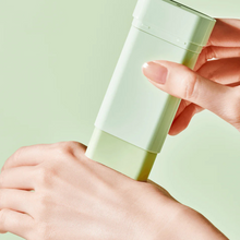 Cargar imagen en el visor de la galería, TOCOBO Cica Cooling Sun Stick SPF 50+ PA++++ 18g. | Protector Solar En Barra Antiacné y Piel Sensible