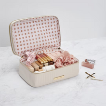Cargar imagen en el visor de la galería, Vertical Quilted Train Case With Mirror *PRE-Order*
