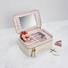 Cargar imagen en el visor de la galería, Vertical Quilted Train Case With Mirror *PRE-Order*
