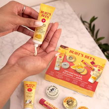 Cargar imagen en el visor de la galería, Burt's Bees Tips and Toes Kit - 6pz *PRE-Order*
